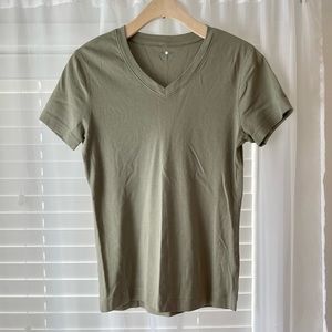 Three Dots V-neck Tee